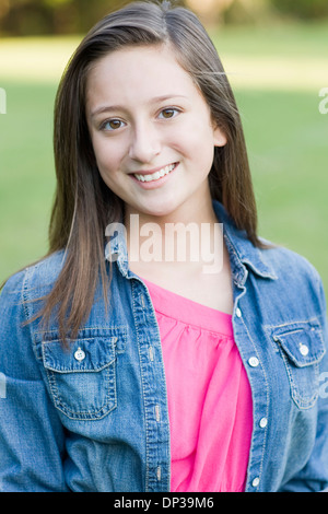Porträt von pre-teen Mädchen mit langen, braunen Haaren, im freien Stockfoto