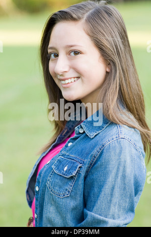 Porträt von pre-teen Mädchen mit langen, braunen Haaren, im freien Stockfoto
