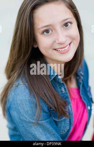 Porträt von pre-teen Mädchen mit langen, braunen Haaren, im freien Stockfoto