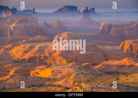 Ansicht von Hunts Mesa, Monument Valley Tribal Park, Arizona, Utah Navajo Reservation, Sonnenuntergang Stockfoto