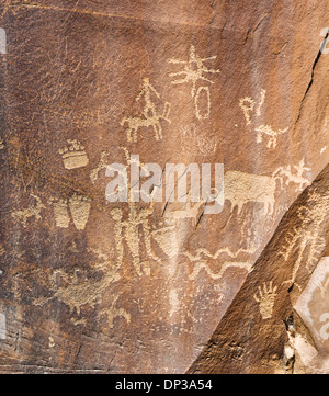 Nahaufnahme von Petroglyphen auf Zeitung Rock State Historic Monument, Utah State Route 211, in der Nähe von Monticello, Utah, USA Stockfoto