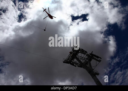 La Paz, Bolivien. 7. Januar 2014. Ein AS 350 B3-Ecureuil Helikopter trägt ein synthetisches Lichtkabel zwischen den Pylonen, der erste Teil des Prozesses der endgültigen Stahlseil zu installieren, die die Gondeln für die neue Seilbahn führt / Gondelbahn, die derzeit im Bau, die Städte La Paz und El Alto zu verknüpfen. Drei Kabel Auto Linien sind geplant als Teil eines ehrgeizigen Projekts, Verkehrsstaus, mit der ersten Zeile aufgrund zu lindern bis März 2014 abgeschlossen sein. Das System wird von der österreichischen Firma Doppelmayr zu einem Preis von $ 234,6 Millionen von der bolivianischen Regierung finanzierten gebaut. Stockfoto