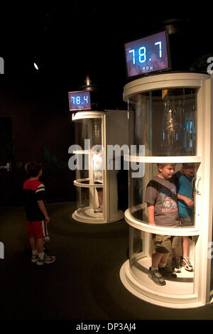 26. Juni 2006; New Orleans, LA, USA; Kinder im Wind Rohre. Odysseys Schiffbruch und Schatz Abenteuer in New Orleans, LA können Sie mit der neuesten Technologie zum Abrufen von Unterwasser-Schätze ausprobieren und zeigt einige der Entdeckungen aus der SS-Republik, ein Bürgerkrieg Ära Sidewheel Dampfer, der in einem Hurrikan vor der Küste von Georgia im Jahre 1865 unterging. Obligatorische Credit: Stockfoto