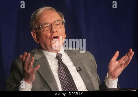 26. Juni 2006; New York, NY, USA; CEO von Berkshire Hathaway Inc. WARREN BUFFETT auf einer Pressekonferenz, wo er seine 31 Milliarden-Dollar-Spende der Bill &amp; Melinda Gates Foundation angekündigt, statt im Sheraton New York Hotel.  Obligatorische Credit: Foto von Nancy Kaszerman/ZUMA Press. (©) Copyright 2006 von Nancy Kaszerman Stockfoto