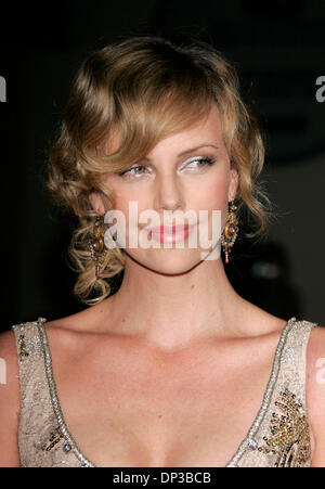 27. Juni 2006; Hollywood, Kalifornien, USA; Schauspielerin CHARLIZE THERON bei der Eröffnung des sozialen Hollywood. Obligatorische Credit: Foto von Lisa O'Connor/ZUMA Press. (©) Copyright 2006 von Lisa O'Connor Stockfoto