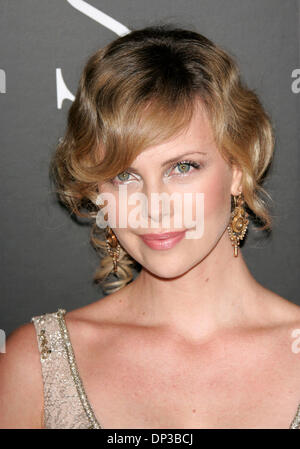 27. Juni 2006; Hollywood, Kalifornien, USA; Schauspielerin CHARLIZE THERON bei der Eröffnung des sozialen Hollywood. Obligatorische Credit: Foto von Lisa O'Connor/ZUMA Press. (©) Copyright 2006 von Lisa O'Connor Stockfoto