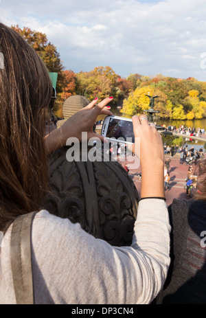 Weibliche Touristen fotografieren Aktivität im Central Park, New York, USA Stockfoto