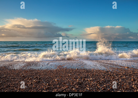Abendlicht über Meereswellen, Alabaster Küste, Frankreich Stockfoto