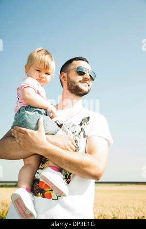 Vater Holding Baby Tochter im Freien, Mannheim, Baden-Württemberg, Deutschland Stockfoto