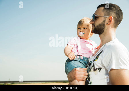 Vater Holding Baby Tochter im Freien, Mannheim, Baden-Württemberg, Deutschland Stockfoto