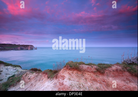 dramatische Sonnenaufgang über Klippen im Atlantischen Ozean, Etretat, Normandie, Frankreich Stockfoto