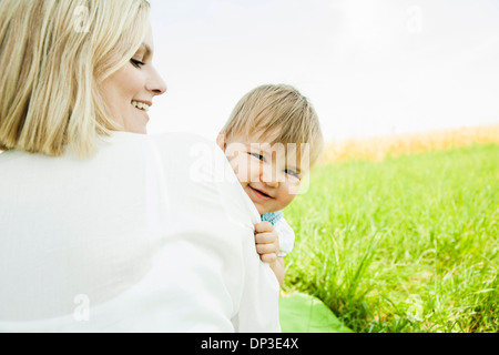 Mutter und Baby Tochter draußen, Mannheim, Baden-Württemberg, Deutschland Stockfoto