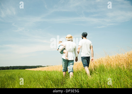 Familie zu Fuß durch Agrarbereich, Mannheim, Baden-Württemberg, Deutschland Stockfoto