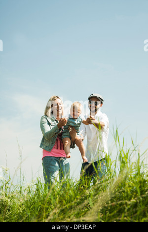 Porträt der Familie im Freien, Mannheim, Baden-Württemberg, Deutschland Stockfoto