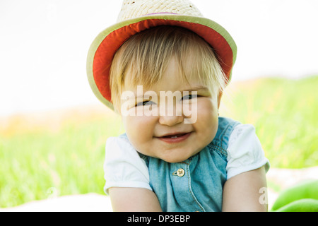 Porträt von Baby Mädchen im Freien, Mannheim, Baden-Württemberg, Deutschland Stockfoto