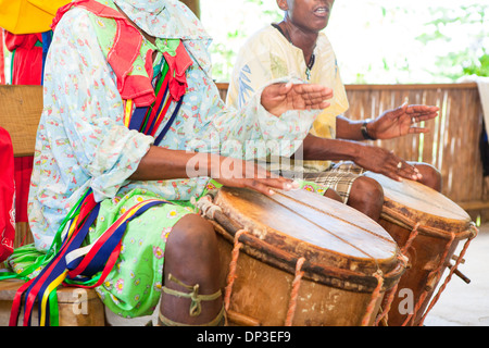 In traditionellen Kostümen zeigen Garifuna Tänzer ihre kulturellen Wurzeln am Yubu Garifuna Erfahrung. Roatan, Honduras Stockfoto