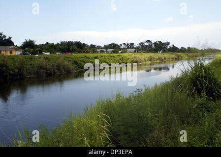 30. Juni 2006; Fort Pierce, FL, USA; Craig Ferguson ertranken in den Kanal am Ende des N. 51st St. in Fort Pierce nahe seinem Haus frühen Donnerstagmorgen nach dem Versuch, die Polizei anspielen. Obligatorische Credit: Foto von Amanda Voisard/Palm Beach Post/ZUMA Press. (©) Copyright 2006 von Palm Beach Post Stockfoto