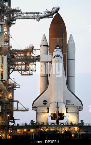 30. Juni 2006; Cape Canaveral, FL, USA; Space Shuttle Discovery sitzt auf Pab B am Kennedy Space Center Freitagabend. Schlechtes Wetter am Samstag und Sonntag gezwungen NASA den Start für Dienstag, den 4. Juli zu verlegen. Obligatorische Credit: Foto von Paul J. Milette/Palm Beach Post/ZUMA Press. (©) Copyright 2006 von Palm Beach Post Stockfoto