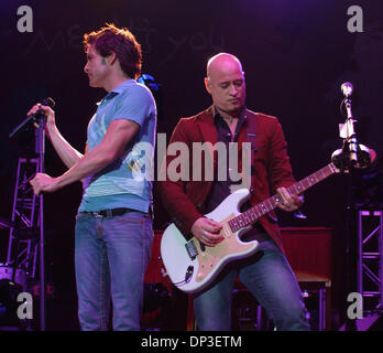 30. Juni 2006; Portsmouth, VA, USA; Irische Band TRAIN rock das Publikum mit einem live-Konzert im Netelos Pavillion in Portsmouth, Virginia. Obligatorische Credit: Foto von Jeff Moore/ZUMA Press. (©) Copyright 2006 von Jeff Moore Stockfoto