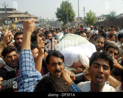 1. Juli 2006; Kaschmir, Indien; Trauernde tragen den Körper eines Zivilisten getötet durch indische Para militärische Kräfte in Srinagar Hauptstadt der indischen verabreicht Kaschmir.                                                        Obligatorische Credit: Foto von Altaf Zargar/ZUMA Press. (©) Copyright 2006 von Altaf Zargar Stockfoto