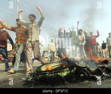 1. Juli 2006; Kaschmir, Indien; Demonstranten brennende Reifen und skandierten Parolen pro Freiheit in Srinagar im indischen verabreicht Kaschmir Samstag nach Protesten über die Ermordung von ein Civilain durch indische Para militärische Kräfte ausbrach.                                                       Obligatorische Credit: Foto von Altaf Zargar/ZUMA Press. (©) Copyright 2006 von Altaf Zargar Stockfoto