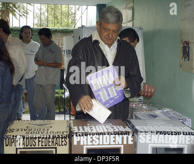 2. Juli 2006; Mexiko-Stadt, Mexiko; Demokratische Revolution Parteianwärter Andrés MANUEL López OBRADOR Stimmen in den mexikanischen Präsidentschaftswahlen auf Sonntag, 2. Juli 2006 in Mexiko-Stadt.  Obligatorische Credit: Foto von EA Ornelas/San Antonio Express-News/ZUMA Press. (©) Copyright 2006 von San Antonio Express-News Stockfoto