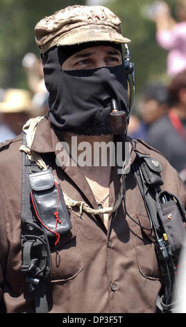 2. Juli 2006; Mexiko-Stadt, Mexiko;  Zapatistischen Sub Kommandant Marcos führt einen Marsch auf dem Zocalo am Sonntag, als Stimmen in den mexikanischen Präsidentschaftswahlen fortgesetzt.  Obligatorische Credit: Foto von EA Ornelas/San Antonio Express-News/ZUMA Press. ( Stockfoto