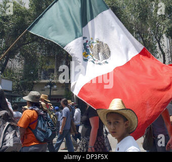 2. Juli 2006; Mexiko-Stadt, Mexiko; Ein kleiner Junge beteiligt sich an einem zapatistische Marsch auf dem Zocalo am Sonntag, wie bei den mexikanischen Präsidentschaftswahlen Stimmen abgegeben wurden.  Obligatorische Credit: Foto von EA Ornelas/San Antonio Express-News/ZUMA Press. (©) Copyright 2006 von San Antonio Express-News Stockfoto