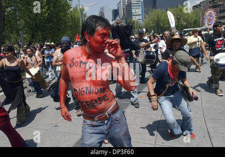 2. Juli 2006; Mexiko-Stadt, Mexiko; Demonstranten nehmen Teil im zapatistischen Marsch auf dem Zocalo Sonntag, wie bei den mexikanischen Präsidentschaftswahlen Stimmen abgegeben wurden.  Obligatorische Credit: Foto von EA Ornelas/San Antonio Express-News/ZUMA Press. (©) Copyright 2006 von San Antonio Express-News Stockfoto