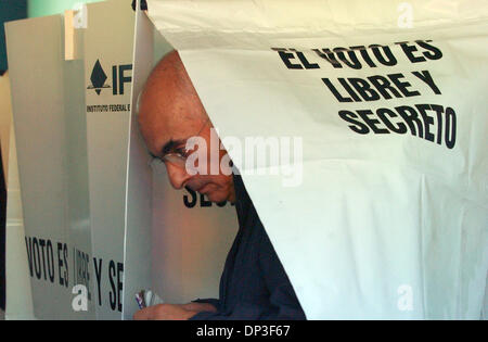 2. Juli 2006; Mexiko-Stadt, Mexiko; Ein Wähler lässt eine Wahlkabine während der mexikanischen Präsidentschaftswahlen auf Sonntag, 2. Juli 2006 in Mexiko-Stadt. Ein Schild auf dem Stand "Ihre Stimme frei und geheim ist." Obligatorische Credit: Foto von EA Ornelas/San Antonio Express-News/ZUMA Press. (©) Copyright 2006 von San Antonio Express-News Stockfoto