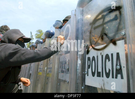 2. Juli 2006; Mexiko-Stadt, Mexiko; Ein Demonstrant, der Teilnahme an einem zapatistische Marsch auf dem Zocalo schreibt auf ein Polizei-Schild während der mexikanischen Präsidentschaftswahlen auf Sonntag, 2. Juli 2006 in Mexiko-Stadt.  Obligatorische Credit: Foto von EA Ornelas/San Antonio Express-News/ZUMA Press. (©) Copyright 2006 von San Antonio Express-News Stockfoto