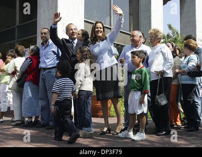 2. Juli 2006; Mexiko-Stadt, Mexiko; Nationale Aktion Partei Präsidentschafts Kandidat FELIPE CALDERON und seine Frau MARGARITA zusammen mit ihren Kindern kommen, um bei den Präsidentschaftswahlen in Mexiko Sonntag, 2. Juli 2006 in Mexiko-Stadt abstimmen.   Obligatorische Credit: Foto von Jerry Lara/San Antonio Express-News/ZUMA Press. (©) Copyright 2006 von San Antonio Express-News Stockfoto