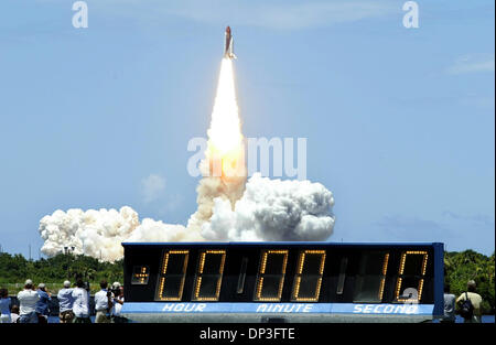 4. Juli 2006; Cape Canaveral, FL, USA; Space Shuttle Discovery klettert über die Countdown-Uhr zeigt 10 Sekunden nach dem Kennedy Space Center ab Dienstag Nachmittag übernehmen. Space Shuttle Discovery hob ab Dienstag auf der ersten bemannten US-Raumfahrt Rakete entfernt am Unabhängigkeitstag. Der Start des Space Shuttle Discovery auf Mission STS-121 ist das 115. Shuttle-Flug und die Stockfoto