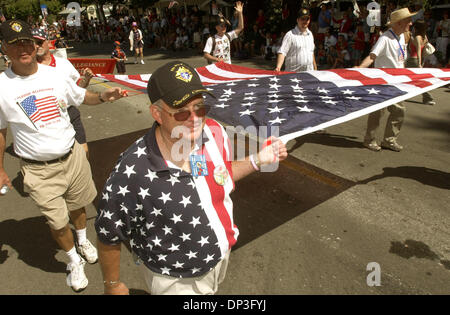 4. Juli 2006; Danville, CA, USA; Don Colopy von Danville, Kalifornien, und andere Mitglieder von den Knights Of Columbus tragen eine große Fahne, wie sie in die Danville 4th of July marschieren Parade in Danville, Kalifornien, auf Dienstag, 4. Juli 2006.  Obligatorische Credit: Foto von Doug Duran/Contra Costa Times / ZUMA Press. (©) Copyright 2006 von Contra Costa Times Stockfoto