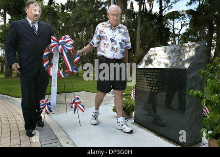 4. Juli 2006; West Palm Beach, FL, USA; US Armee-Veteran Robert Addie, links und Paul Felsberg, Recht, Vater des gefallenen Soldaten marine 2nd Lt. Paul Felsberg, tragen einen Kranz vor der Palm Beach County globale Krieg gegen den Terrorismus-Denkmal im Park Lake Lytal platziert werden soll. Das Denkmal wurde am 4. Juli letzten Jahres eingeweiht. Insgesamt zehn Männer und Frauen in den Streitkräften ha Stockfoto