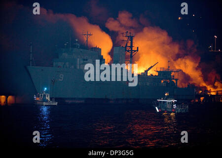 5. Juli 2006; Seattle, WA, USA; Hoch aufragende Flammen Leuchten am Nachthimmel von einem massiven Feuer auf Seattles Lake Union. Nach einem schönen Sommer begann am Abend grillen, Musik und Feuerwerk, das echte Feuerwerk. Auf der Süd-Ost-Ecke des Lake Union ein Feuer brach am Dock in der Nähe der NOAA-Schiff und verbreitete schnell zu anderen Docks Norden bin ca. 1. Das Seattle Feuer Abt. evakuiert die su Stockfoto