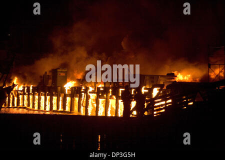 5. Juli 2006; Seattle, WA, USA; Hoch aufragende Flammen Leuchten am Nachthimmel von einem massiven Feuer auf Seattles Lake Union. Nach einem schönen Sommer begann am Abend grillen, Musik und Feuerwerk, das echte Feuerwerk. Auf der Süd-Ost-Ecke des Lake Union ein Feuer brach am Dock in der Nähe der NOAA-Schiff und verbreitete schnell zu anderen Docks Norden bin ca. 1. Das Seattle Feuer Abt. evakuiert die su Stockfoto