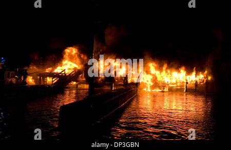 5. Juli 2006; Seattle, WA, USA; Nach einem schönen Sommerabend des Grills und Feuerwerk, das echte Feuerwerk begann, auf der Süd-Ost-Ecke des Lake Union ein Feuer brach am Dock in der Nähe der NOAA-Schiff und verbreitete schnell zu anderen Docks Norden. Mehrere in der Nähe von Boote konnten die Flammen zu entkommen. Das Seattle Feuer Abt. evakuiert die umliegende Nachbarschaft, tun, um die Bedrohung durch die Stockfoto