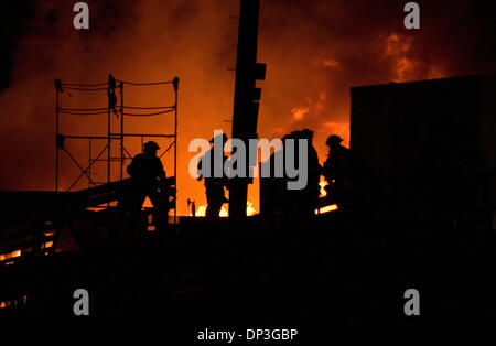 5. Juli 2006; Seattle, WA, USA; Nach einem schönen Sommerabend des Grills und Feuerwerk, das echte Feuerwerk begann, auf der Süd-Ost-Ecke des Lake Union ein Feuer brach am Dock in der Nähe der NOAA-Schiff und verbreitete schnell zu anderen Docks Norden. Mehrere in der Nähe von Boote konnten die Flammen zu entkommen. Das Seattle Feuer Abt. evakuiert die umliegende Nachbarschaft, tun, um die Bedrohung durch die Stockfoto