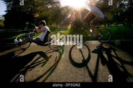 6. Juli 2006; Sacramento, Kalifornien, USA; Dominic Cooke-Zyklen auf dem American River Bike Trail, Donnerstag, 6. Juli 2006, mit seinem Freund Pete McIntosh. Cooke wird am 15. Juli in Eppies großen Rennen teilnehmen. Cooke ist ein ehemaliger Star des Cal Berkeley-Rugby-Teams, bevor er im Dezember 2001 bei einem Autounfall gelähmt war. Obligatorische Credit: Foto von Lezlie Sterling/Sacramento Bee/ZUM Stockfoto