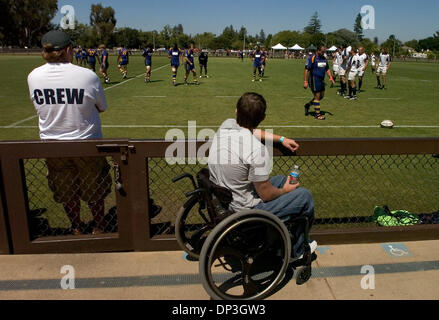 6. Juli 2006; Sacramento, Kalifornien, USA; Dominic Cooke Uhren eine Rugby Spiel (USA vs. Barbados) an der Stanford University, Samstag, 1. Juli 2006. Cooke ist ein ehemaliger Star des Cal Berkeley-Rugby-Teams, bevor er im Dezember 2001 bei einem Autounfall gelähmt war. Cooke wird am 15. Juli in Eppies großen Rennen teilnehmen. Obligatorische Credit: Foto von Lezlie Sterling/Sacramento Bee/ZUMA Press. Stockfoto