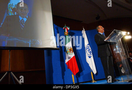 6. Juli 2006; Mexiko-Stadt, Mexiko; Nationale Partei der Aktion (PAN) Vorsitzendes Kandidat FELIPE CALDERON in seiner Kampagne-zentrale spricht nach Anhörung hatte er gewann die präsidiale Wahl obligatorisch Credit: Foto von Edward A. Ornelas/ZUMA Press. (©) Copyright 2006 von San Antonio Express-News Stockfoto