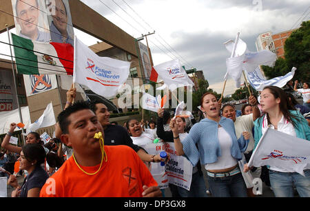 6. Juli 2006; Mexiko-Stadt, Mexiko; Anhänger der Partei der nationalen Aktion (PAN) Vorsitzendes Kandidaten Felipe Calderon feiern auf den Straßen außerhalb seiner Kampagne Hauptsitz Donnerstag, 6. Juli 2006 in Mexiko-Stadt obligatorisch Credit: Foto von Edward A. Ornelas/ZUMA Press. (©) Copyright 2006 von San Antonio Express-News Stockfoto