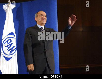 6. Juli 2006; Mexiko-Stadt, Mexiko; Nationale Partei der Aktion (PAN) Vorsitzendes Kandidat FELIPE CALDERON in seiner Kampagne-zentrale spricht nach Anhörung hatte er gewann die präsidiale Wahl obligatorisch Credit: Foto von Edward A. Ornelas/ZUMA Press. (©) Copyright 2006 von San Antonio Express-News Stockfoto