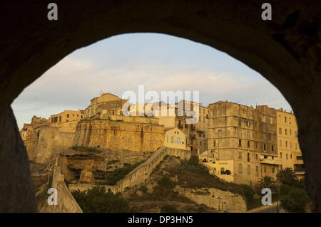 9. Juli 2006; Korsika, Frankreich; Bonifacio liegt an der Südspitze Korsikas. Die Altstadt der Stadt baut auf Kalkstein-Klippen, mit Blick auf den Hafen. Korsika, befindet sich im Mittelmeer, betroffen, etwa 2 Millionen Touristen im Sommer. Die viertgrößte Insel im Mittelmeer (nach Sizilien, Sardinien und Zypern). Es liegt westlich von Italien, Südmarokko Stockfoto