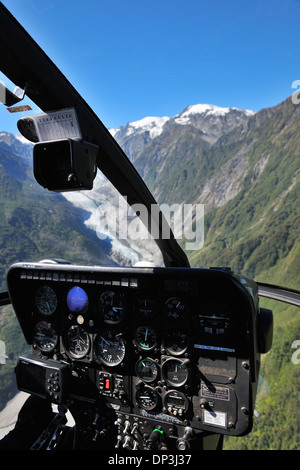 Helikopter-Cockpit über Franz Josef Gletscher, Westland Nationalpark, Südalpen, Region West Coast, Südinsel, Neuseeland Stockfoto