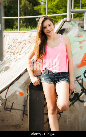 Porträt von Teenager-Mädchen im Skatepark, Feudenheim, Mannheim, Baden-Württemberg, Deutschland Stockfoto