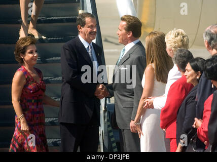 25. Mai 2006; Sacramento, Kalifornien, USA; Mexikanische Präsident VICENTE FOX und MARTA Fuchs nach Kalifornien GovernerARNOLOD SCHWARZENEGGER und erste Dame MARIA SHRIVER am Sacramento International Airport begrüßen.  Obligatorische Credit: Foto von Carl Costas/ZUMA Press. (©) Copyright 2006 von Sacramento Bee Stockfoto