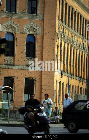 11. Juli 2006; Mostar, Bosnien und Herzegowina; Nachweis des Krieges bleibt offensichtlich in der Stadt von Mostar, Bosnien und Herzegowina. Obligatorische Credit: Foto von Branimir Kvartuc/ZUMA Press. (©) Copyright 2006 von Branimir Kvartuc Stockfoto