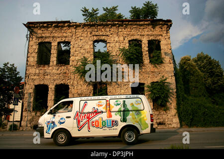 11. Juli 2006; Mostar, Bosnien und Herzegowina; Ein bunte van kontrastiert einen Überrest des Bürgerkriegs in der Stadt von Mostar, Bosnien und Herzegowina. Obligatorische Credit: Foto von Branimir Kvartuc/ZUMA Press. (©) Copyright 2006 von Branimir Kvartuc Stockfoto